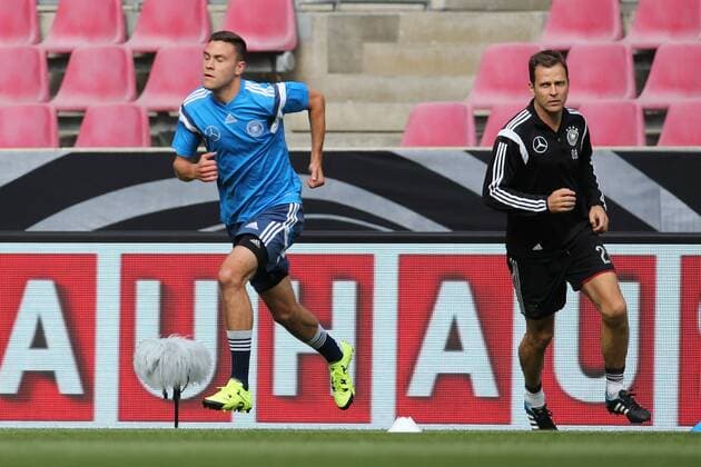 Aktuell Fußball, DFB, Training Nationalmannschaft Deutschland in Köln Jonas Hector (1. FC Koeln) verfolgt von Sportlicher Leiter Oliver Bierhoff Training der A-Nationalmannschaft, Fussball, Freundschaftsspiel, 08.06.2015, Copyright: Schülerx xEibner-Pressefoto EP_jse