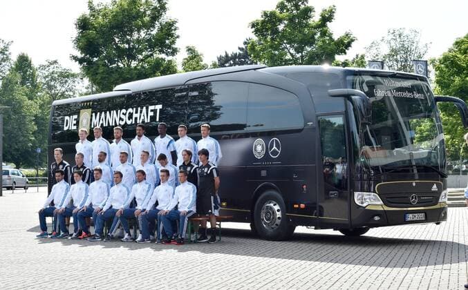 08.06.2015, Fussball, Offizielles Mannschaftsfoto der Deutschen Nationalmannschaft mit dem neuen Mannschaftsbus, Spieler und Trainer vor dem neuen Mannschaftsbus