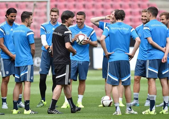 Aktuell Fußball, DFB, Training Nationalmannschaft Deutschland in Köln 08.06.2015, Fussball, Training der Deutschen Nationalmannschaft vor dem Länderspiel gegen die USA, Bundestrainer Joachim Loew (Joachim Löw, Deutschland), 4. v.li., mit den Spielern, Lukas Podolski (Deutschland), hinten mitte