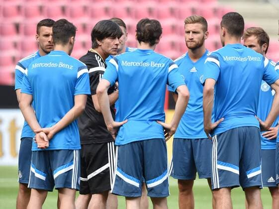 Aktuell Fußball, DFB, Training Nationalmannschaft Deutschland in Köln 08.06.2015, Fussball, Training der Deutschen Nationalmannschaft vor dem Länderspiel gegen die USA, Bundestrainer Joachim Loew (Joachim Löw, Deutschland), 3. v.li., mit den Spielern