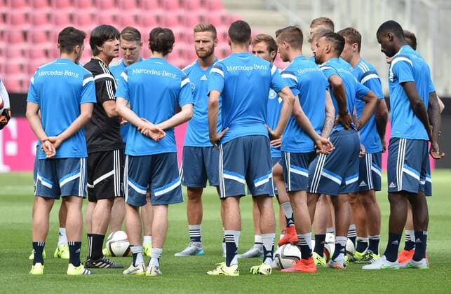 Aktuell Fußball, DFB, Training Nationalmannschaft Deutschland in Köln 08.06.2015, Fussball, Training der Deutschen Nationalmannschaft vor dem Länderspiel gegen die USA, Bundestrainer Joachim Loew (Joachim Löw, Deutschland), 2. v.li., mit den Spielern