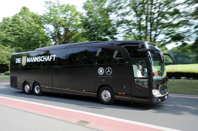 08.06.2015, Fussball, Offizielles Mannschaftsfoto der Deutschen Nationalmannschaft mit dem neuen Mannschaftsbus, Der neue Mannschaftsbus mit dem neuen Die Mannschaft Logo