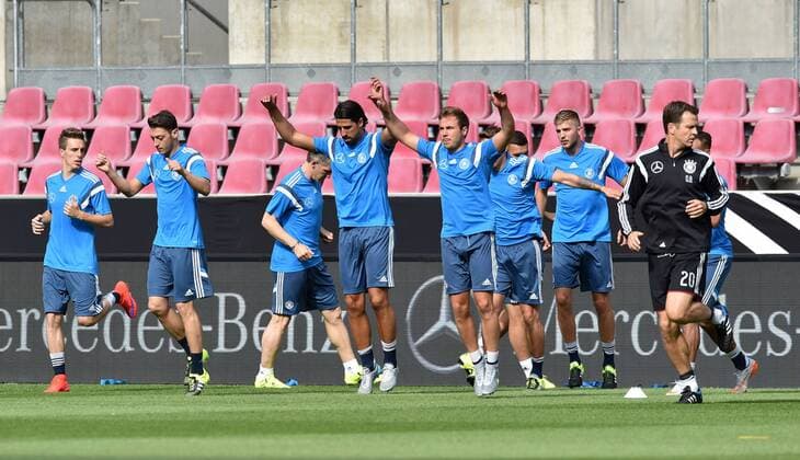 Aktuell Fußball, DFB, Training Nationalmannschaft Deutschland in Köln 08.06.2015, Fussball, Training der Deutschen Nationalmannschaft vor dem Länderspiel gegen die USA, Die Spieler beim leichten Aufwärmtraining, rechts Teammanager Oliver Bierhoff (Deutschland)