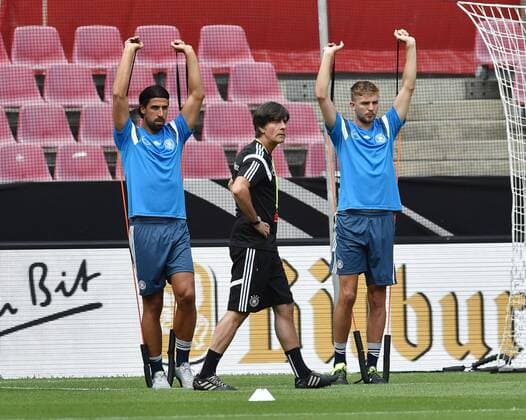 Aktuell Fußball, DFB, Training Nationalmannschaft Deutschland in Köln 08.06.2015, Fussball, Training der Deutschen Nationalmannschaft vor dem Länderspiel gegen die USA, v.li., Sami Khedira (Deutschland), Bundestrainer Joachim Loew (Joachim Löw, Deutschland), Christoph Kramer (Deutschland)