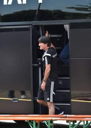 08.06.2015, Fussball, Offizielles Mannschaftsfoto der Deutschen Nationalmannschaft mit dem neuen Mannschaftsbus, Bundestrainer Joachim Loew (Joachim Löw, Deutschland) steigt aus dem Bus