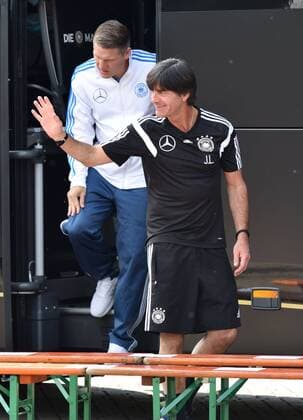 08.06.2015, Fussball, Offizielles Mannschaftsfoto der Deutschen Nationalmannschaft mit dem neuen Mannschaftsbus, Bundestrainer Joachim Loew (Joachim Löw, Deutschland), re., und Bastian Schweinsteiger (Deutschland) steigen aus dem Bus