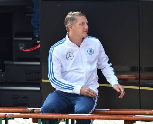 08.06.2015, Fussball, Offizielles Mannschaftsfoto der Deutschen Nationalmannschaft mit dem neuen Mannschaftsbus, Bastian Schweinsteiger (Deutschland)
