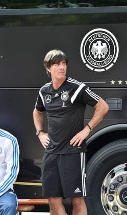 08.06.2015, Fussball, Offizielles Mannschaftsfoto der Deutschen Nationalmannschaft mit dem neuen Mannschaftsbus, Bundestrainer Joachim Loew (Joachim Löw, Deutschland)