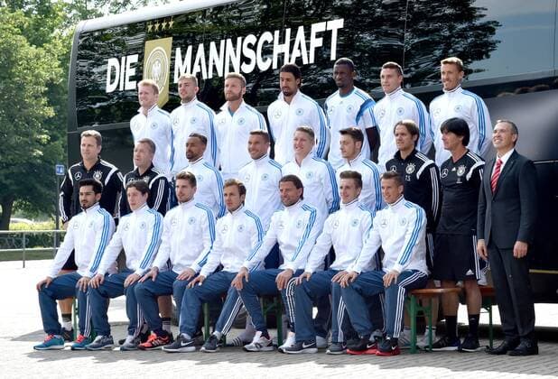 08.06.2015, Fussball, Offizielles Mannschaftsfoto der Deutschen Nationalmannschaft mit dem neuen Mannschaftsbus, Spieler und Trainer vor dem neuen Mannschaftsbus hi.v.li.: Andre Schürrle, Christoph Kramer, Shkodran Mustafi, Sami Khedira, Antonio Rüdiger, Jonas Hector, Max Kruse; Mitte: Oliver Bierhoff, Andreas Köpke, Karim Bellarabi, Lucas Podolski, Bastian Schweinsteiger, Mesut Özil, Thomas Schneider, Joachim Löw; vorn: Ilkay Gündogan, Sebastian Rudy, Ron-Robert Zieler, Mario Götze, Roman Weidenfeller, Patrick Herrmann und Erik Durm