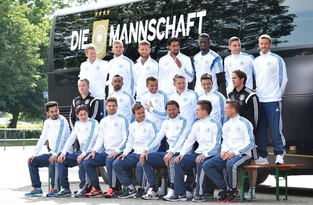 08.06.2015, Fussball, Offizielles Mannschaftsfoto der Deutschen Nationalmannschaft mit dem neuen Mannschaftsbus, Die Spieler positionieren sich zum Mannschaftsfoto hi.v.li.: Andre Schürrle, Christoph Kramer, Shkodran Mustafi, Sami Khedira, Antonio Rüdiger, Jonas Hector, Max Kruse; Mitte: Oliver Bierhoff, Andreas Köpke, Karim Bellarabi, Lucas Podolski, Bastian Schweinsteiger, Mesut Özil, Thomas Schneider, Joachim Löw; vorn: Ilkay Gündogan, Sebastian Rudy, Ron-Robert Zieler, Mario Götze, Roman Weidenfeller, Patrick Herrmann und Erik Durm