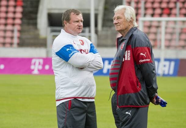 Aktuell Fußball, Training Nationalteam Tschechien Czech coach Pavel Vrba, left, talks to advisor at the Czech soccer team Karel Bruckner during the training prior to the qualification match Czech Republic vs Iceland for the European Championships in Prague, Czech Republic, June 8, 2015. (CTKxPhoto VitxSimanek) CTKPhotoP201506080758601  VIS 007