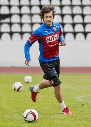 Aktuell Fußball, Training Nationalteam Tschechien Czech player Tomas Rosicky controls the ball during the training prior to the qualification match Czech Republic vs Iceland for the European Championships in Prague, Czech Republic, June 8, 2015. (CTKxPhoto VitxSimanek) CTKPhotoP201506080741501  VIS 001