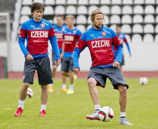 Aktuell Fußball, Training Nationalteam Tschechien Czech players Tomas Rosicky, left, and Jaroslav Plasil control the ball during the training prior to the qualification match Czech Republic vs Iceland for the European Championships in Prague, Czech Republic, June 8, 2015. (CTKxPhoto VitxSimanek) CTKPhotoP201506080746701  VIS 003
