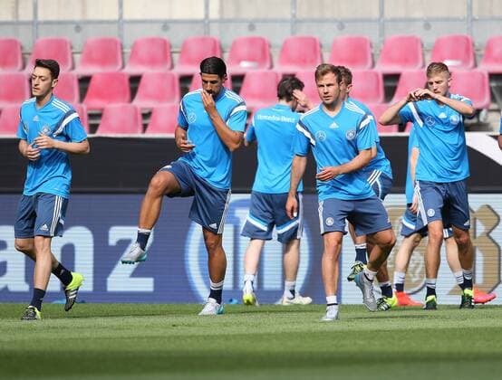 Köln, Fussball, DFB; Deutschland vs USA, MNational Mannschaft Training, 08.06.2015, Rheinenergiestadion Köln, Mesut Özil, Sami Khedira, Mario Götze, Christoph Kramer Deutschland