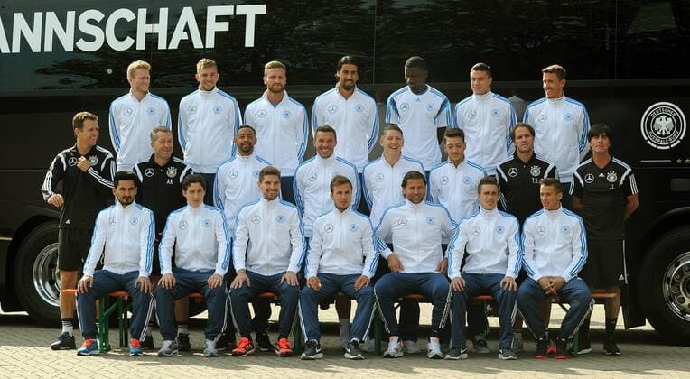 Aktuell Fußball, DFB, Nationalmannschaft Deutschland posiert vor dem neuen Mannschaftsbus Mannschaftsfoto Deutsche Nationalmannschaft am 08.06.2015 in Köln. HM