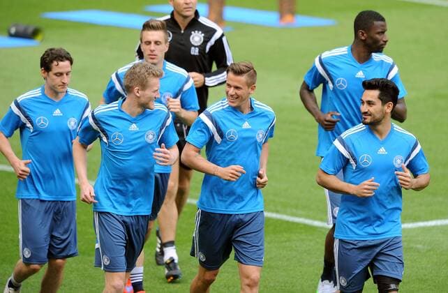 Training der Deutschen Nationalmannschaft am 08.06.2015 in Köln. Die Nationalspieler beim Warmalufen. V.l: Sebastian Rudy, Andre Schürrle, dahinter: Patrick Herrmann, Erik Durm, Ilkay Gündogan und Antonio Rüdiger (re. hinten) HM