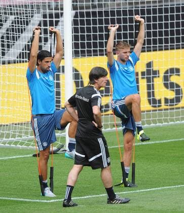 Training der Deutschen Nationalmannschaft am 08.06.2015 in Köln. Sami Khedira (li.) und Christoph Kramer. Vorne: Bundestrainer Joachim Löw. HM