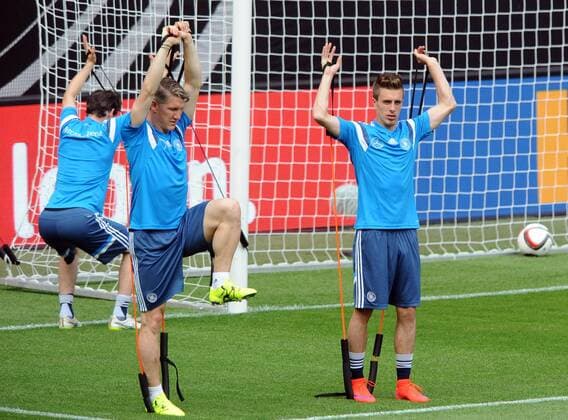 Training der Deutschen Nationalmannschaft am 08.06.2015 in Köln. Bastian Schweinsteiger (li.) und Patrick Herrmann. HM