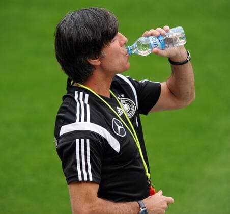 Training der Deutschen Nationalmannschaft am 08.06.2015 in Köln. Bundestrainer Joachim Löw trinkt. HM
