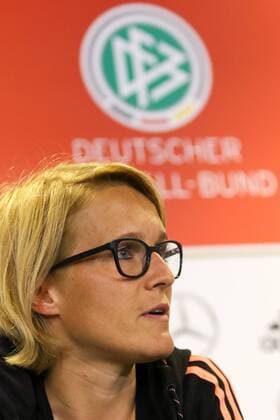 Saskia Bartusiak (Deutschland) unter dem DFB Logo, Emblem, Fussball, FIFA Frauen-WM 2015, Pressekonferenz, xozx