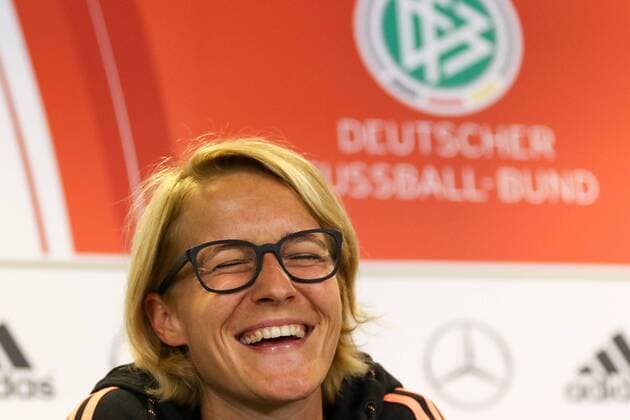 Saskia Bartusiak (Deutschland) lacht, lachen, fröhlich, strahlend, optimistisch, unter dem DFB Logo, Emblem, Fussball, FIFA Frauen-WM 2015, Pressekonferenz, xozx