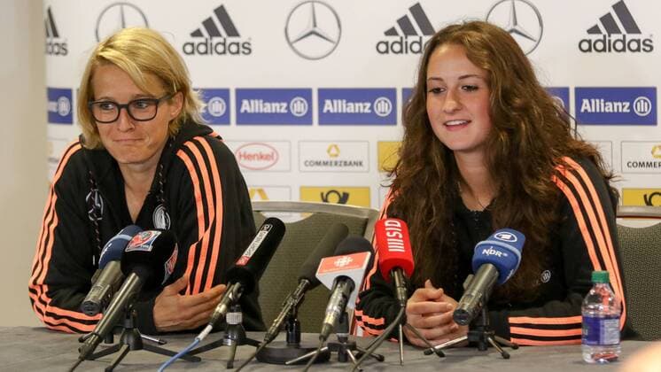 v.li.: Saskia Bartusiak (Deutschland), Sara Däbritz ( Sara Daebritz , Deutschland), bei der Pressekonferenz, Fussball, FIFA Frauen-WM 2015, Pressekonferenz, xozx