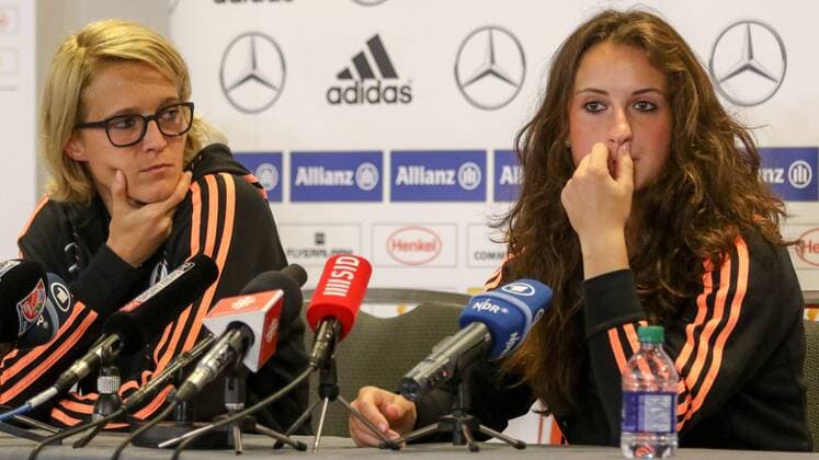 v.li.: Saskia Bartusiak (Deutschland), Sara Däbritz ( Sara Daebritz , Deutschland), bei der Pressekonferenz, Fussball, FIFA Frauen-WM 2015, Pressekonferenz, xozx
