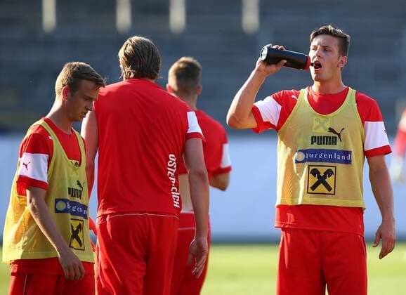 SOCCER - UEFA EURO EM Europameisterschaft Fussball 2016 quali, RUS vs AUT, preview VIENNA,AUSTRIA,08.JUN.15 - SOCCER - UEFA European Championship EM Europameisterschaft 2016, European Qualifiers, OEFB international match Länderspiel Russia vs Austria, preview, training of team AUT. Image shows Philipp Schobesberger and Kevin Wimmer (AUT). Keywords: bottle. GEPAxpictures xChristianxOrt