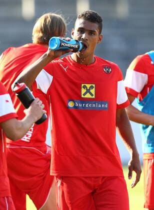 SOCCER - UEFA EURO EM Europameisterschaft Fussball 2016 quali, RUS vs AUT, preview VIENNA,AUSTRIA,08.JUN.15 - SOCCER - UEFA European Championship EM Europameisterschaft 2016, European Qualifiers, OEFB international match Länderspiel Russia vs Austria, preview, training of team AUT. Image shows Rubin Okotie (AUT). Keywords: bottle. GEPAxpictures xChristianxOrt