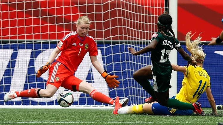 Aktuell Fußball, Damen, WM, Schweden - Nigeria Francisca Ordega(C) of Nigeria scores during a group D match between Sweden and Nigeria at the 2015 FIFA Women s World Cup in Winnipeg, Canada, June 8, 2015. The match ended with a 3-3 draw. ) (SP)CANADA-WINNIPEG-FIFA WOMEN S WORLD CUP-GROUP D-SWE VS NGA WangxLili 