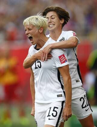 Aktuell Fußball, Damen, WM, USA - Australien Megan Rapinoe (L) of the United States celebrates after scoring during the group D match between the United States and Australia at the 2015 FIFA Women s World Cup in Winnipeg, Canada, June 8, 2015. ) (SP)CANADA-WINNIPEG-FIFA WOMEN S WORLD CUP-GROUP D-USA VS AUS DingxXu 