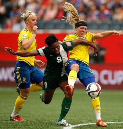 Aktuell Fußball, Damen, WM, Schweden - Nigeria Elin Rubensson (R) of Sweden vies with Desire Oparanozie (C) of Nigeria during their group D match at the 2015 FIFA Women s World Cup in Winnipeg, Canada, June 8, 2015. The match ended with a 3-3 draw. ) (SP)CANADA-WINNIPEG-FIFA WOMEN S WORLD CUP-GROUP D-SWE VS NGA WangxLili 