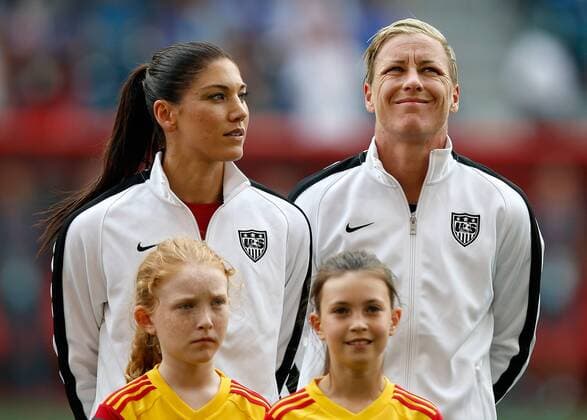 Aktuell Fußball, Damen, WM, USA - Australien Captain Abby Wambach (R) and goalie Hope Solo of the United States react before the group D match between the United States and Australia at the 2015 FIFA Women s World Cup in Winnipeg, Canada, June 8, 2015. ) (SP)CANADA-WINNIPEG-FIFA WOMEN S WORLD CUP-GROUP D-USA VS AUS WangxLili 