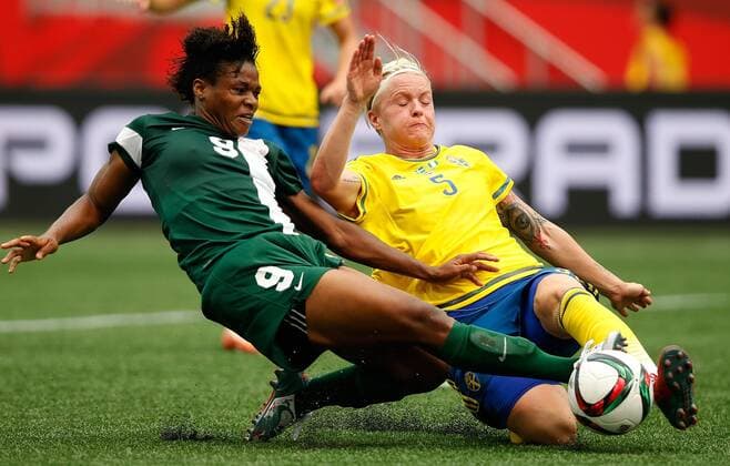 Aktuell Fußball, Damen, WM, Schweden - Nigeria Nilla Fischer (R) of Sweden vies with Desire Oparanozie of Nigeria during their group D match at the 2015 FIFA Women s World Cup in Winnipeg, Canada, June 8, 2015. The match ended with a 3-3 draw. ) (SP)CANADA-WINNIPEG-FIFA WOMEN S WORLD CUP-GROUP D-SWE VS NGA WangxLili 