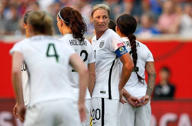 Aktuell Fußball, Damen, WM, USA - Australien Captain Abby Wambach(2nd, R) of the United States reacts before a free kick during the group D match between the United States and Australia at the 2015 FIFA Women s World Cup in Winnipeg, Canada, June 8, 2015. ) (SP)CANADA-WINNIPEG-FIFA WOMEN S WORLD CUP-GROUP D-USA VS AUS WangxLili 