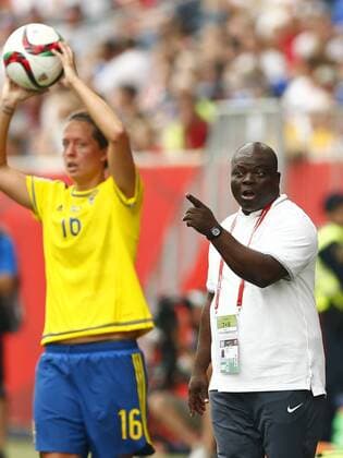 Aktuell Fußball, Damen, WM, Schweden - Nigeria Edwin Okon (R), coach of Nigeria, gives instructions during the group D match against Sweden at the 2015 FIFA Women s World Cup in Winnipeg, Canada, June 8, 2015. The match ended with a 3-3 draw. ) (SP)CANADA-WINNIPEG-FIFA WOMEN S WORLD CUP-GROUP D-SWE VS NGA DingxXu 