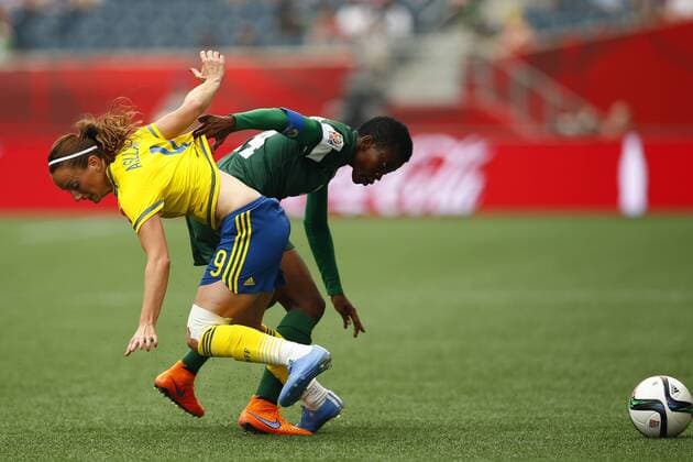 Aktuell Fußball, Damen, WM, Schweden - Nigeria Evelyn Nwabuoku (R) of Nigeria vies with Kosovare Asllani of Sweden during their group D match at the 2015 FIFA Women s World Cup in Winnipeg, Canada, June 8, 2015. The match ended with a 3-3 draw. ) (SP)CANADA-WINNIPEG-FIFA WOMEN S WORLD CUP-GROUP D-SWE VS NGA DingxXu 