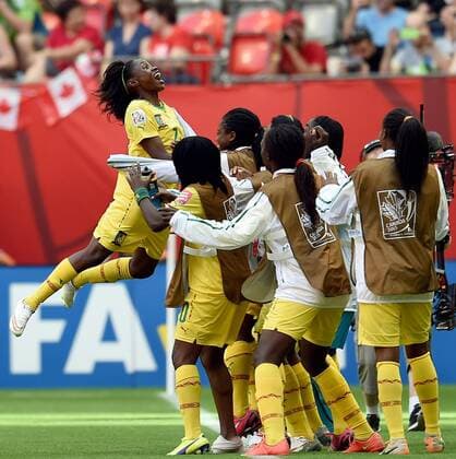 Aktuell Fußball, Damen, WM, Kamerun - Ecuador Gabrielle Onguene (1st L) of Cameroon celebrates scoring during the group C match between Cameroon and Ecuador at the 2015 FIFA Women s World Cup in Vancouver, Canada, June 8, 2015. ) (SP)CANADA-VANCOUVER-FIFA WOMEN S WORLD CUP-GROUP C-CMR VS ECU WangxYuguo 