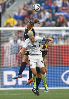 Aktuell Fußball, Damen, WM, USA - Australien Abby Wambach (C) of the United States vies with Australia s Laura Alleway (L) and Elise Kellond-Knight during the group D match at the 2015 FIFA Women s World Cup in Winnipeg, Canada, June 8, 2015. US won the match 3-1. ) (SP)CANADA-WINNIPEG-FIFA WOMEN S WORLD CUP-GROUP D-USA VS AUS DingxXu 
