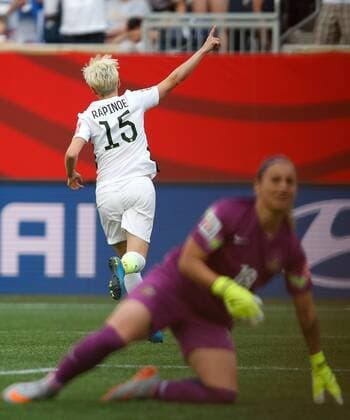 Aktuell Fußball, Damen, WM, USA - Australien Megan Rapinoe (L) of the United States celebrates after scoring during the group D match against Australia at the 2015 FIFA Women s World Cup in Winnipeg, Canada, June 8, 2015. The U.S. won the match 3-1. ) (SP)CANADA-WINNIPEG-FIFA WOMEN S WORLD CUP-GROUP D-USA VS AUS WangxLili 