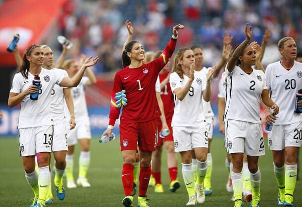 Aktuell Fußball, Damen, WM, USA - Australien Players of the United States Hope Solo (C ) celebrate after winning the group D match against Australia at the 2015 FIFA Women s World Cup in Winnipeg, Canada, June 8, 2015. The U.S. won the match 3-1. ) (SP)CANADA-WINNIPEG-FIFA WOMEN S WORLD CUP-GROUP D-USA VS AUS DingxXu 