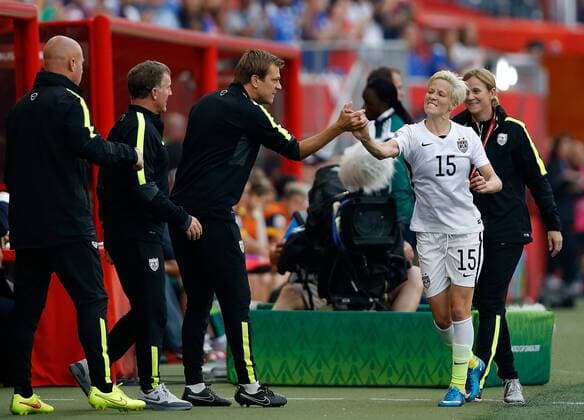 Aktuell Fußball, Damen, WM, USA - Australien Megan Rapinoe (2nd R) of the United States celebrates with coaches after she is off the pitch during the group D match against Australia at the 2015 FIFA Women s World Cup in Winnipeg, Canada, June 8, 2015. The U.S. won the match 3-1. ) (SP)CANADA-WINNIPEG-FIFA WOMEN S WORLD CUP-GROUP D-USA VS AUS WangxLili 