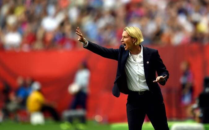 Aktuell Fußball, Damen, WM, Japan - Schweiz Martina Voss-Tecklenburg, coach of Switzerland, gestures during the group C match against Japan at the 2015 FIFA Women s World Cup in Vancouver, Canada, on June 8, 2015. Japan won 1-0. ) (SP)CANADA-VANCOUVER-FOOTBALL-FIFA WOMEN S WORLD CUP-JPN VS. SUI WangxYuguo 
