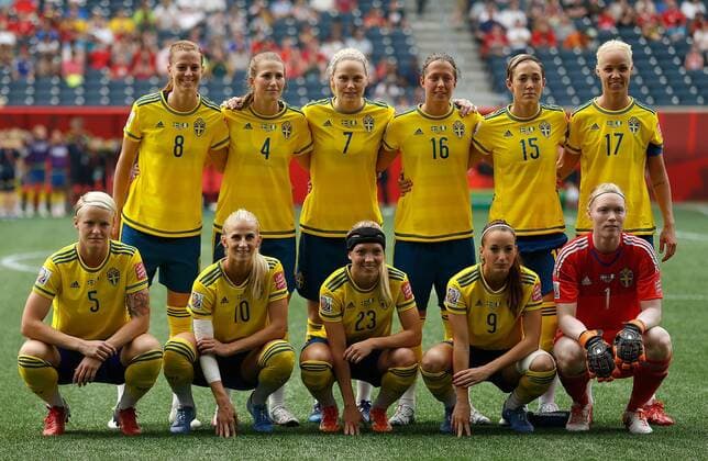 Aktuell Fußball, Damen, WM, Schweden - Nigeria Players of Sweden line up ahead of a group D match between Sweden and Nigeria at the 2015 FIFA Women s World Cup in Winnipeg, Canada, June 8, 2015. ) (SP)CANADA-WINNIPEG-FIFA WOMEN S WORLD CUP-GROUP D-SWE VS NGA WangxLili 