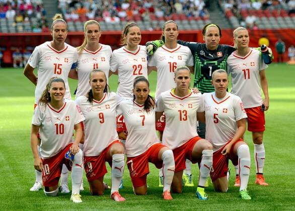 Aktuell Fußball, Damen, WM, Japan - Schweiz Start players of Switzerland pose for photograph before the group C match against Japan at the 2015 FIFA Women s World Cup in Vancouver, Canada, on June 8, 2015. ) (SP)CANADA-VANCOUVER-FOOTBALL-FIFA WOMEN S WORLD CUP-JPN VS. SUI WangxYuguo 