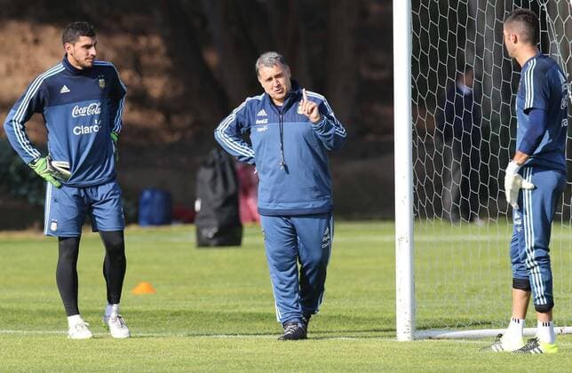 Aktuell Fußball, Training Nationalteam Argentinien Head coach Gerardo Martino (C) of Argentina s national soccer team takes part in a training session before their participation in the Copa America 2015, in La Serena, Chile, on June 8, 2015. Argentina will face Paraguay on their first match of the Copa America 2015 on June 13. Juan Roleri TELAM) (da) (SP)CHILE-LA SERENA-COPA AMERICA-ARGENTINA e TELAM 
