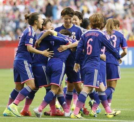 Aktuell Fußball, Damen, WM, Japan - Schweiz Japan scores first goal against Switzerland Japan players celebrate after midfielder Aya Miyama (C) scored from the penalty spot against Switzerland during the first half of a Women s World Cup Group C game at BC Place Stadium in Vancouver, Canada, on June 8, 2015. 