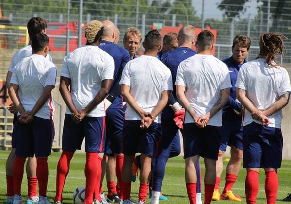 Training Amerikanische Nationalmannschaft in Düsseldorf 08.06.2015. -- die Amerikanische Nationalmannschaft in Düsseldorf, in der mitte Trainer Jürgen Klinsmann, rechts Andreas Herzog.