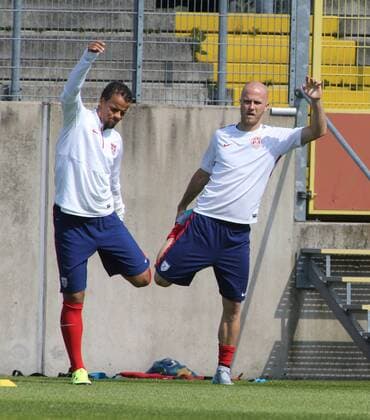Training Amerikanische Nationalmannschaft in Düsseldorf 08.06.2015. -- Timothy Chandler (links) und Michael Bradley ( beide USA Nationalmannschaft) beim Training in Düsseldorf