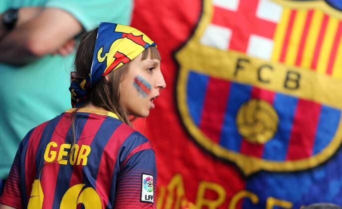 Ein Barcelona-Fan in der Barca-Kurve Juventus Turin FC Barcelona Barca UEFA Champions League, Finale, final match, 2014 2015, Fußball, Fussball, soccer, Herren, Maenner, Männer, Deutschland, Germany, Ergebnis 1:3 Berlin, 6.6.2015 Olympiastadion